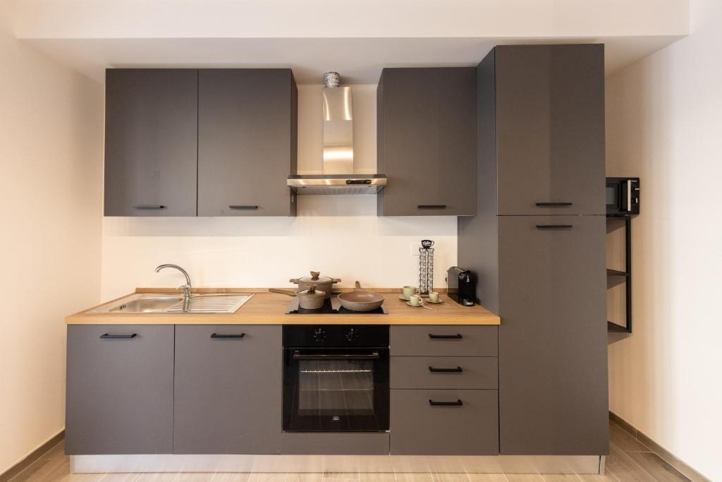 Urban Chic Luxury Suite Apartments - 13