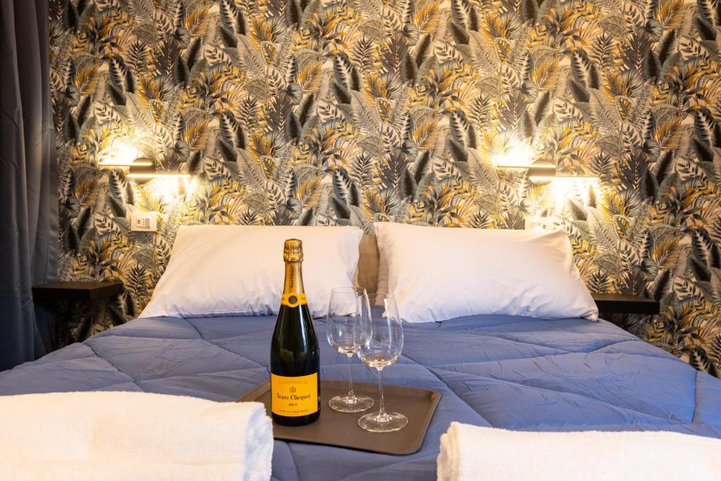 Urban Chic Luxury Suite Apartments - 10