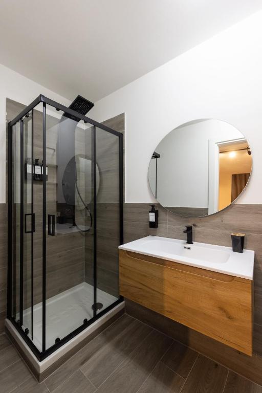 Urban Chic Luxury Suite Apartments - 8