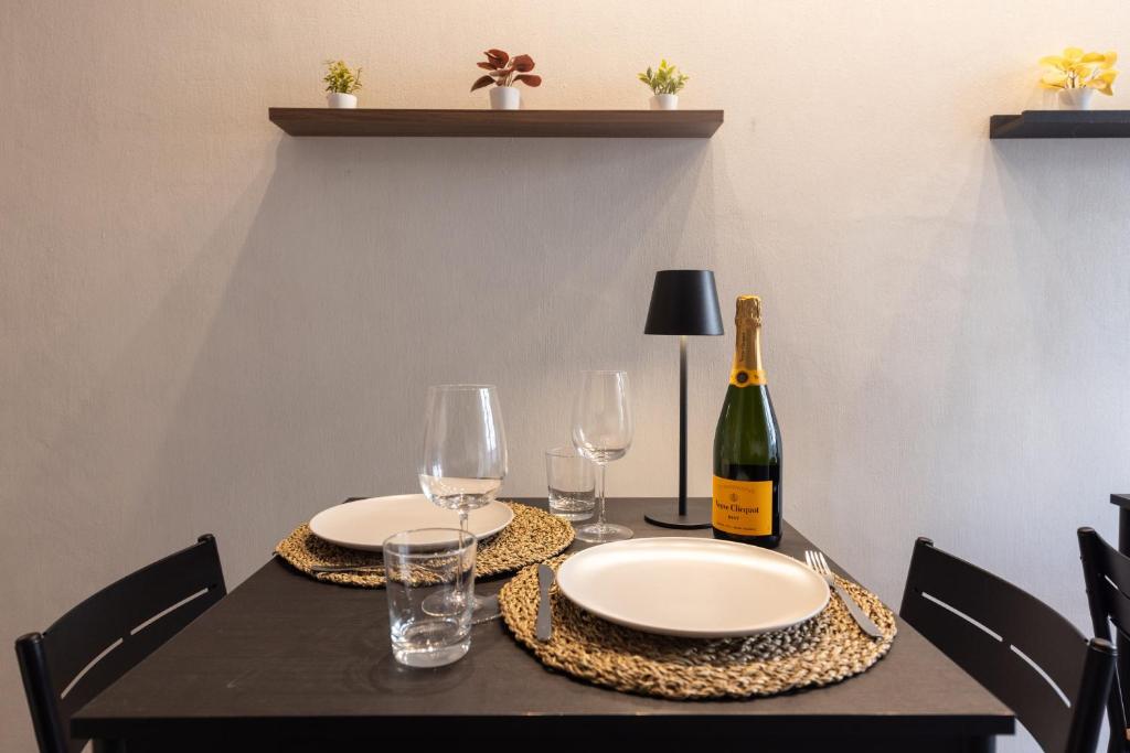 Urban Chic Luxury Suite Apartments - 2