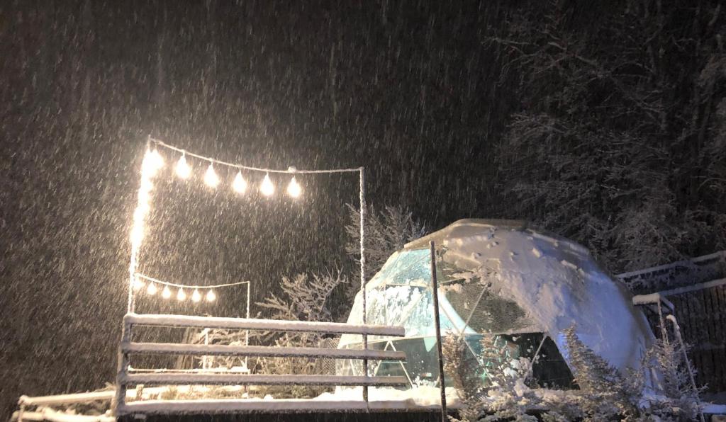 Aura glamping borjomi v zimě