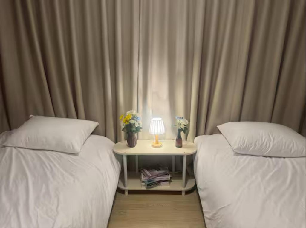 En eller flere senge i et værelse på The One Stay