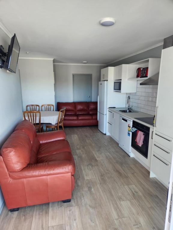 O bucătărie sau chicinetă la Raglan by the Sea - 2 Bedroom Apartment