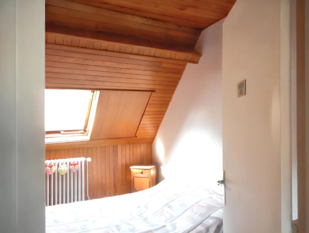 Posteľ alebo postele v izbe v ubytovaní Appartement familial à La Bourboule - 55 m² avec TV dans la chambre