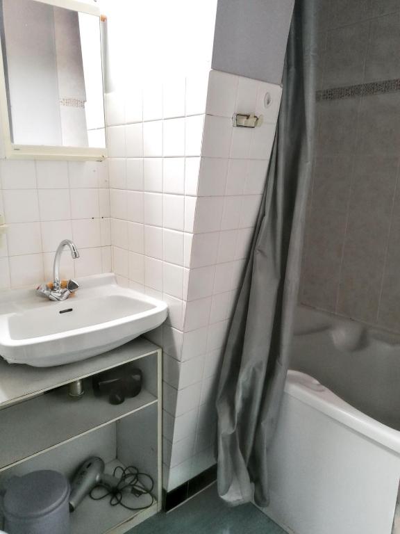Kúpeľňa v ubytovaní Appartement familial à La Bourboule - 55 m² avec TV dans la chambre