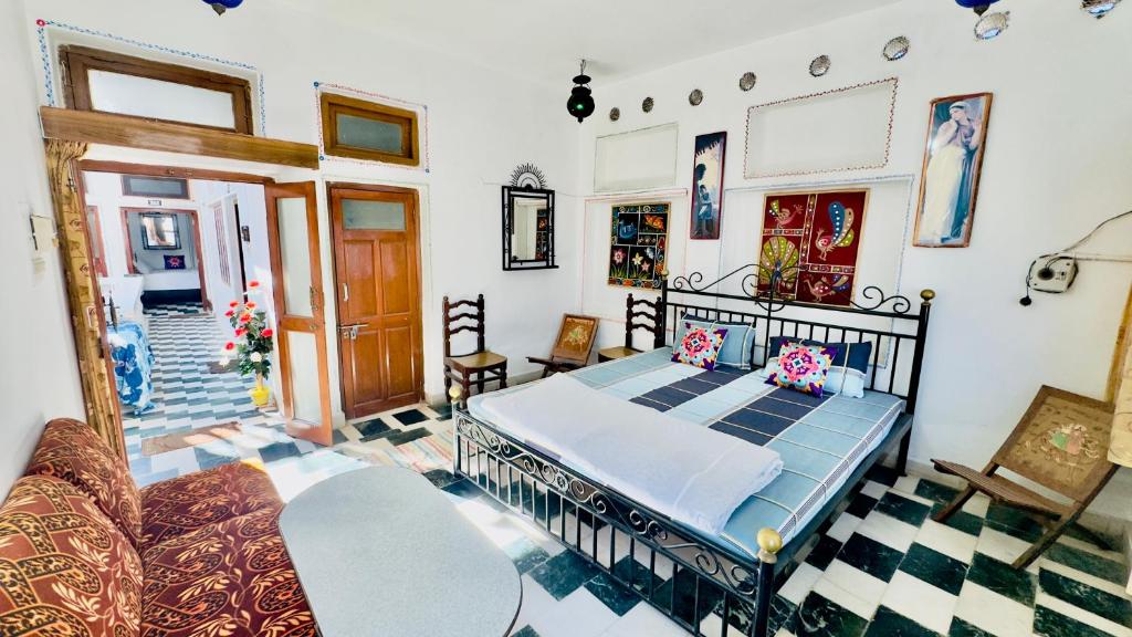 Postel nebo postele na pokoji v ubytování Hotel White House - A Family Homestay