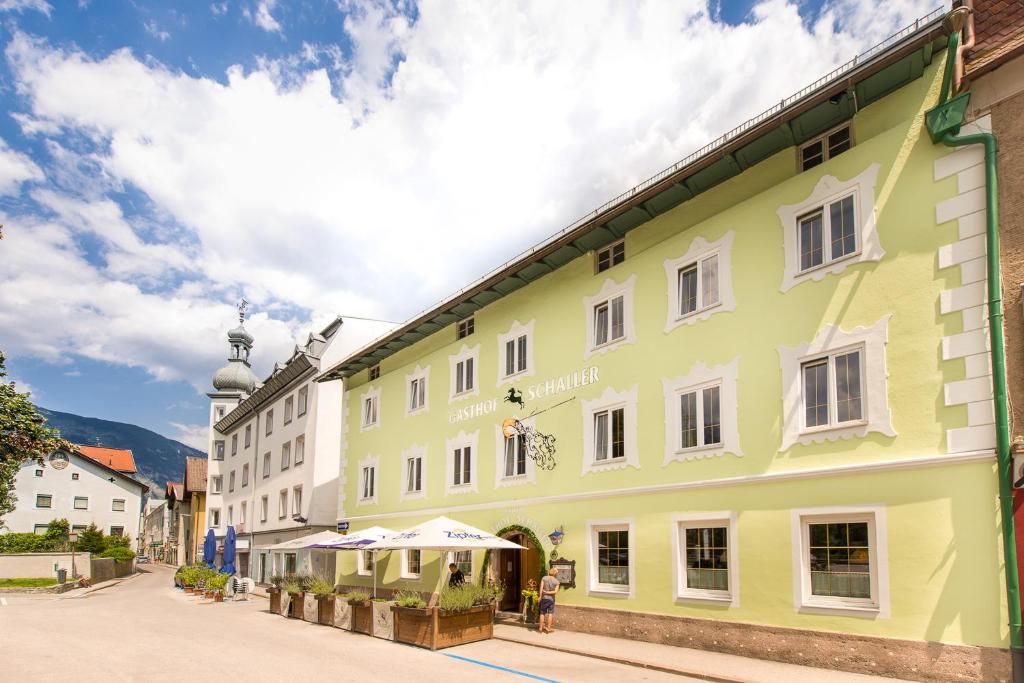 un edificio blanco y amarillo en una calle en Gasthof Einhorn Schaller, en Schwaz