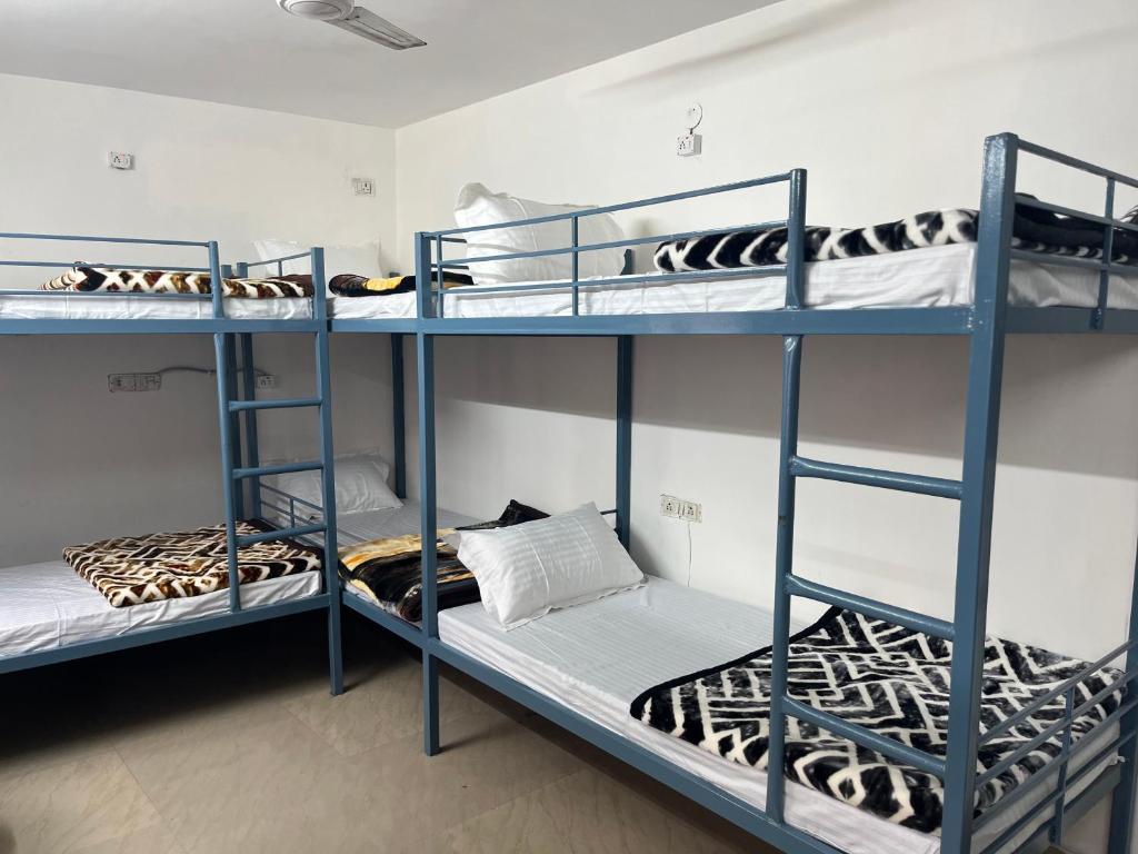 Palanda nebo palandy na pokoji v ubytování Sagar Niwas
