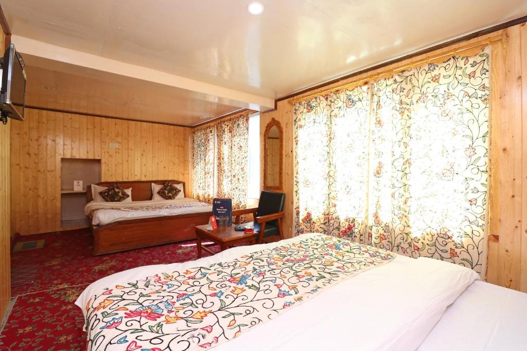 帕哈尔加姆Hotel Bright Palace的一间带床的卧室和一扇带窗帘的窗户