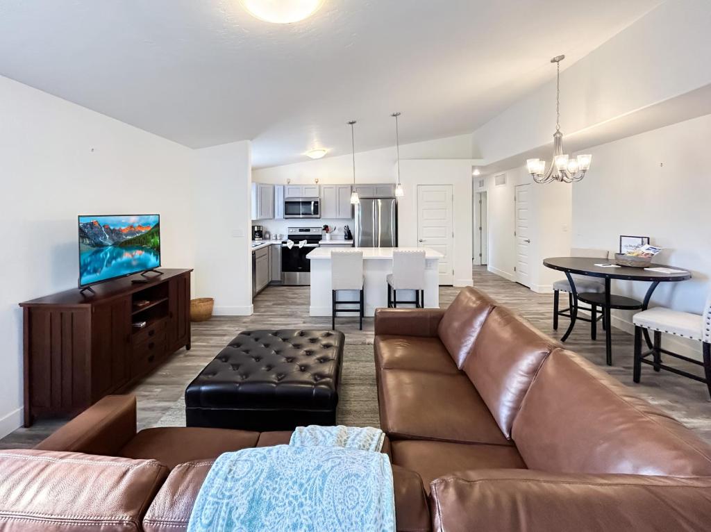 Una sala de estar con un sofá y un comedor. en Bark and Bike Abode home, en Fruita