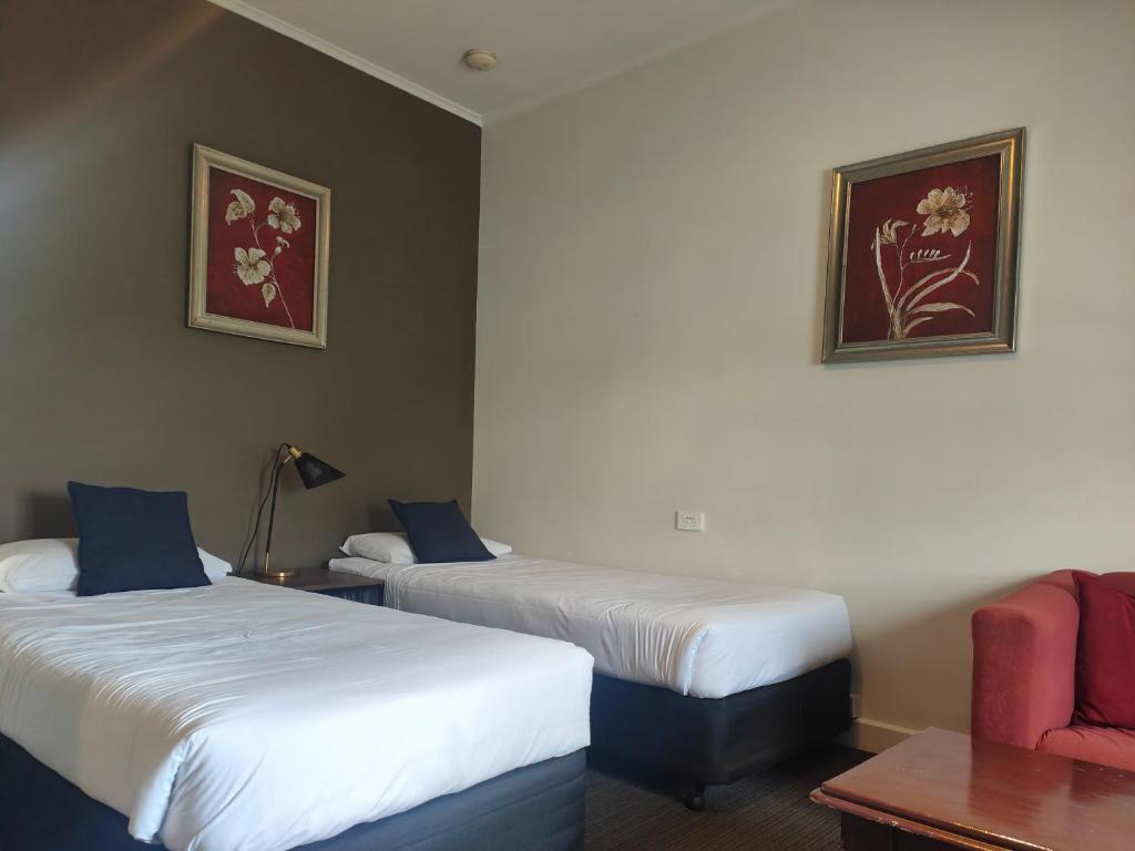 Postel nebo postele na pokoji v ubytování Centennial Inn on Bathurst