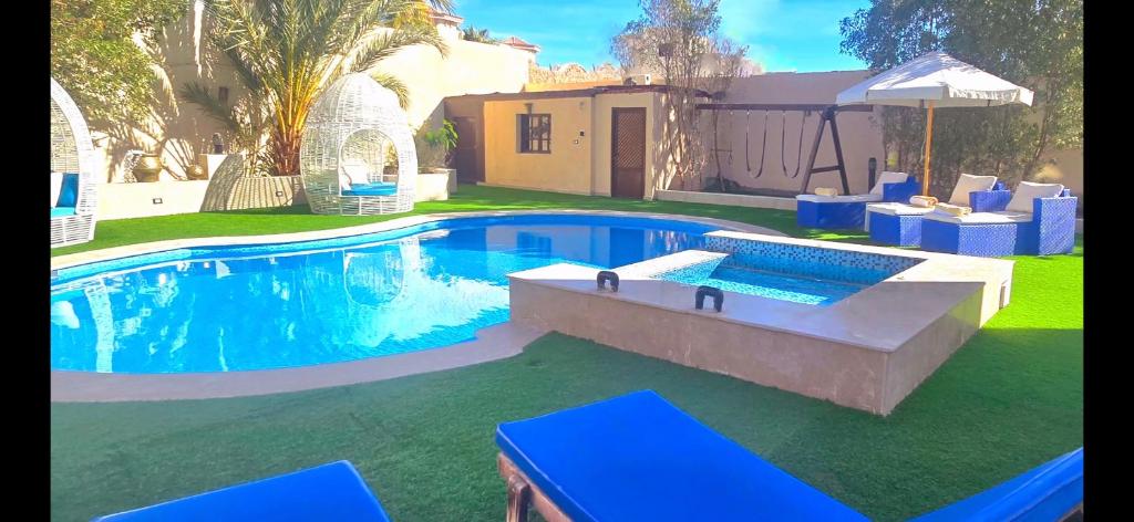 Bazén v ubytování Luxury Royal Blue Family Villa 8pers private pool nebo v jeho okolí