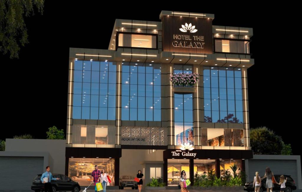 un edificio con una señal que se lee hecha como galaxia en Hotel The Galaxy, en Jabalpur
