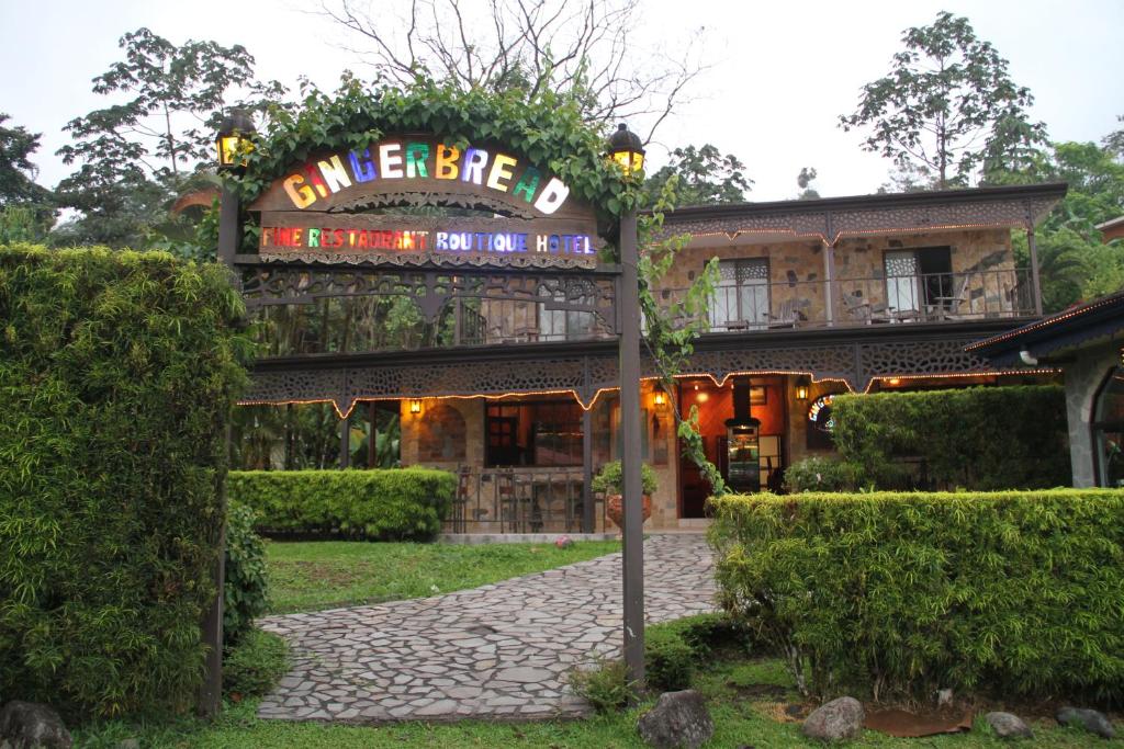un edificio con una señal que lee mordedura de cáncer en Gingerbread Restaurant & Hotel, en Nuevo Arenal