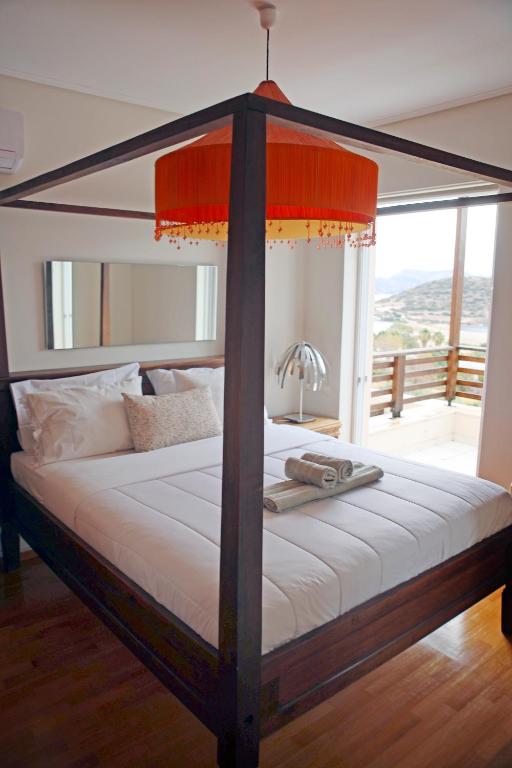 Postel nebo postele na pokoji v ubytování Sunset Sea View Maisonette Anavissos