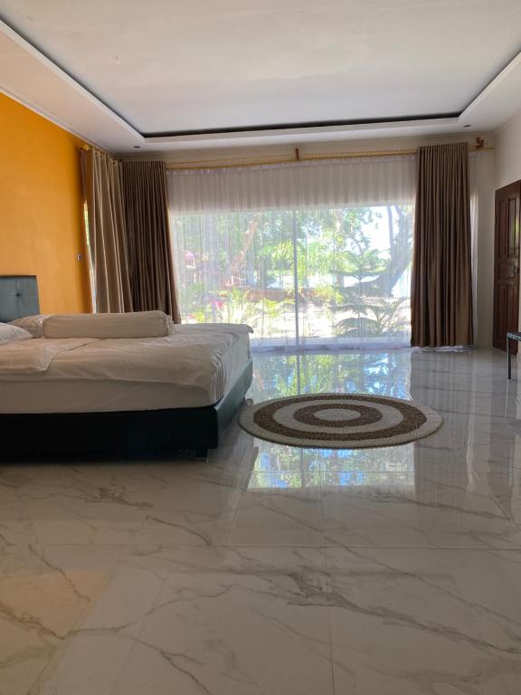 Postel nebo postele na pokoji v ubytování Sunmoon Beach Resort Likupang Timur