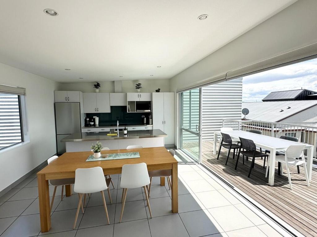 Large townhouse Double Garage plus additional parking Full kitchen and dining - Resim 1