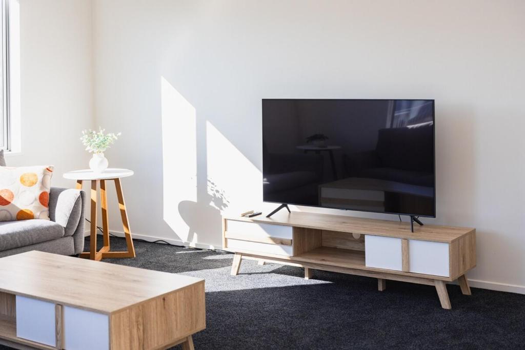 Large townhouse Double Garage plus additional parking Full kitchen and dining - Resim 9