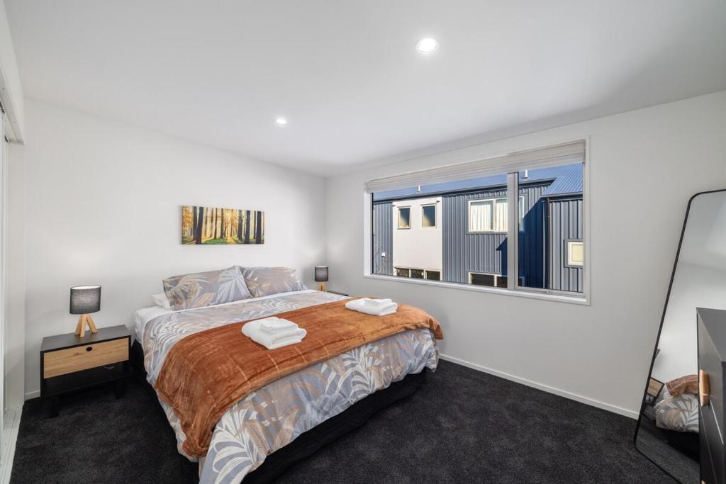 Large townhouse Double Garage plus additional parking Full kitchen and dining - Resim 10