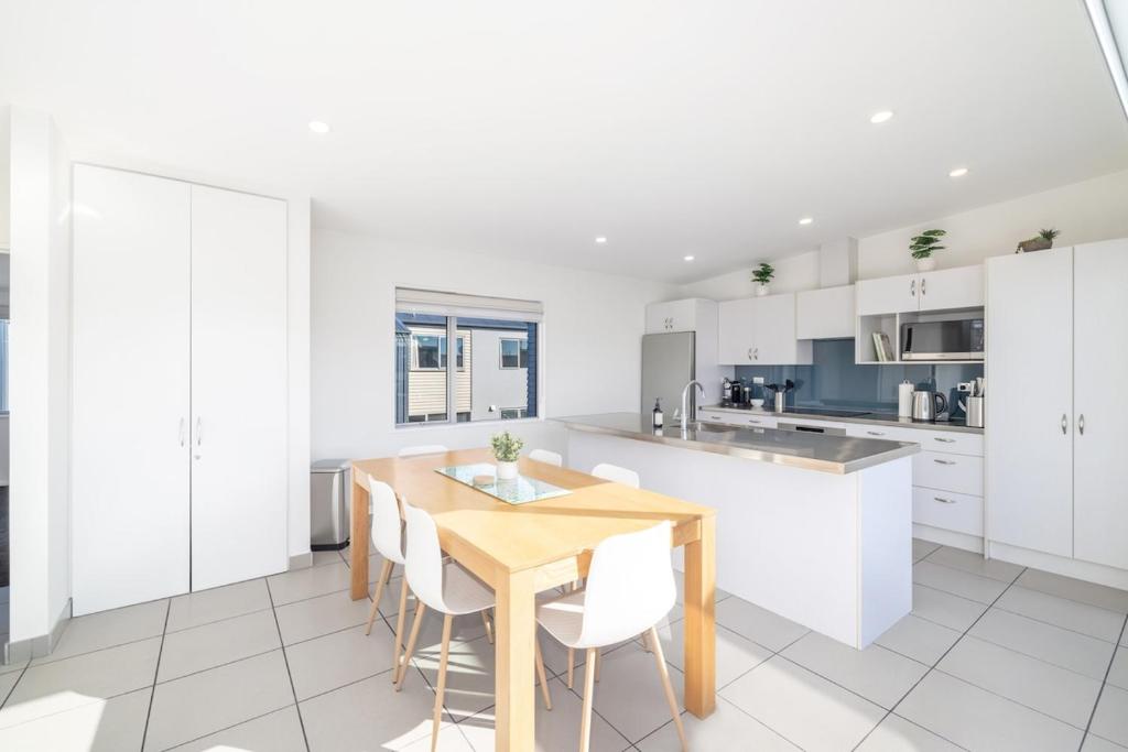 Large townhouse Double Garage plus additional parking Full kitchen and dining - Resim 11