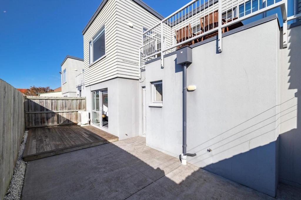 Large townhouse Double Garage plus additional parking Full kitchen and dining - Resim 6