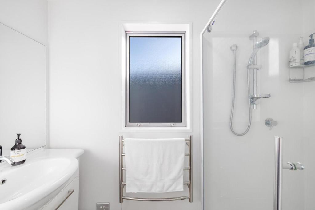 Large townhouse Double Garage plus additional parking Full kitchen and dining - Resim 8