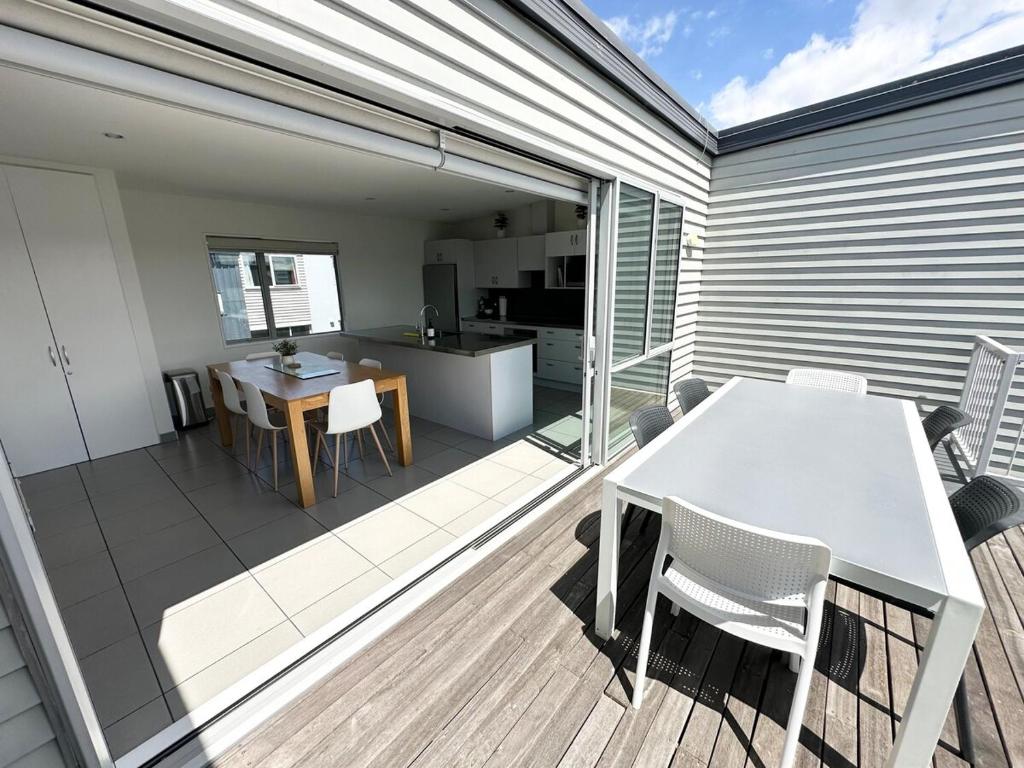 Large townhouse Double Garage plus additional parking Full kitchen and dining - Resim 13