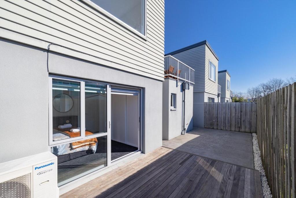 Large townhouse Double Garage plus additional parking Full kitchen and dining - Resim 14