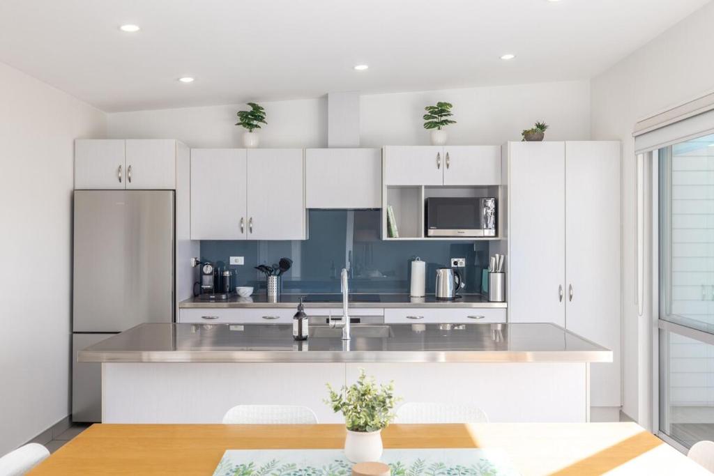 Large townhouse Double Garage plus additional parking Full kitchen and dining - Resim 15