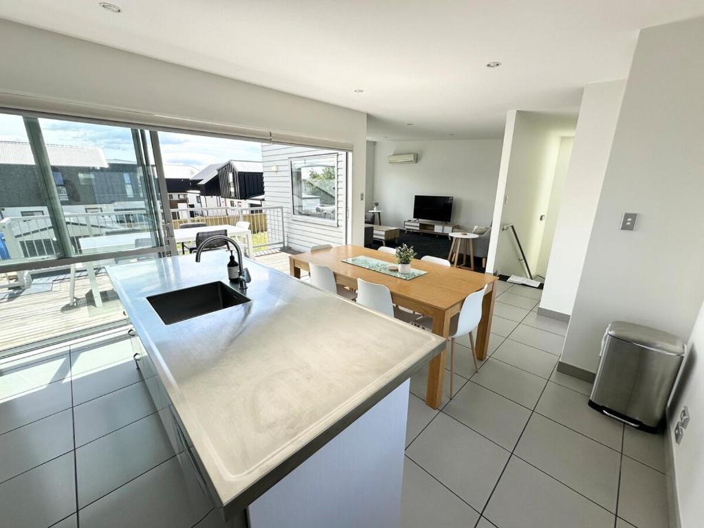 Large townhouse Double Garage plus additional parking Full kitchen and dining - Resim 16