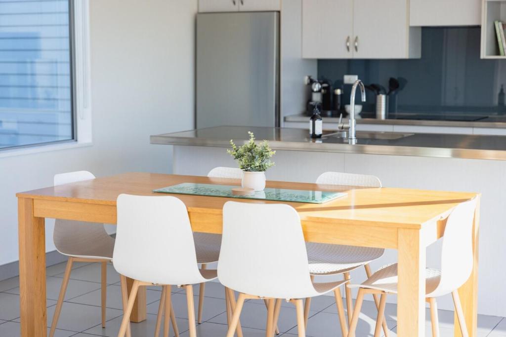 Large townhouse Double Garage plus additional parking Full kitchen and dining - Resim 17