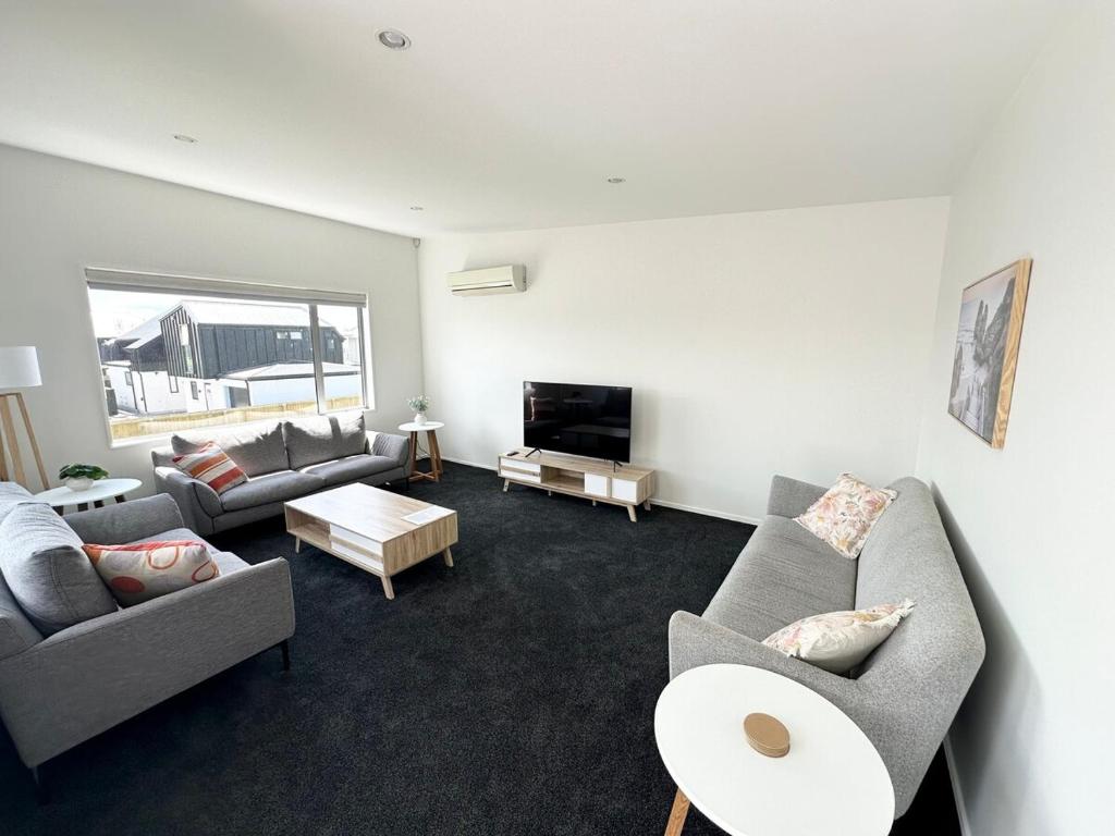 Large townhouse Double Garage plus additional parking Full kitchen and dining - Resim 5