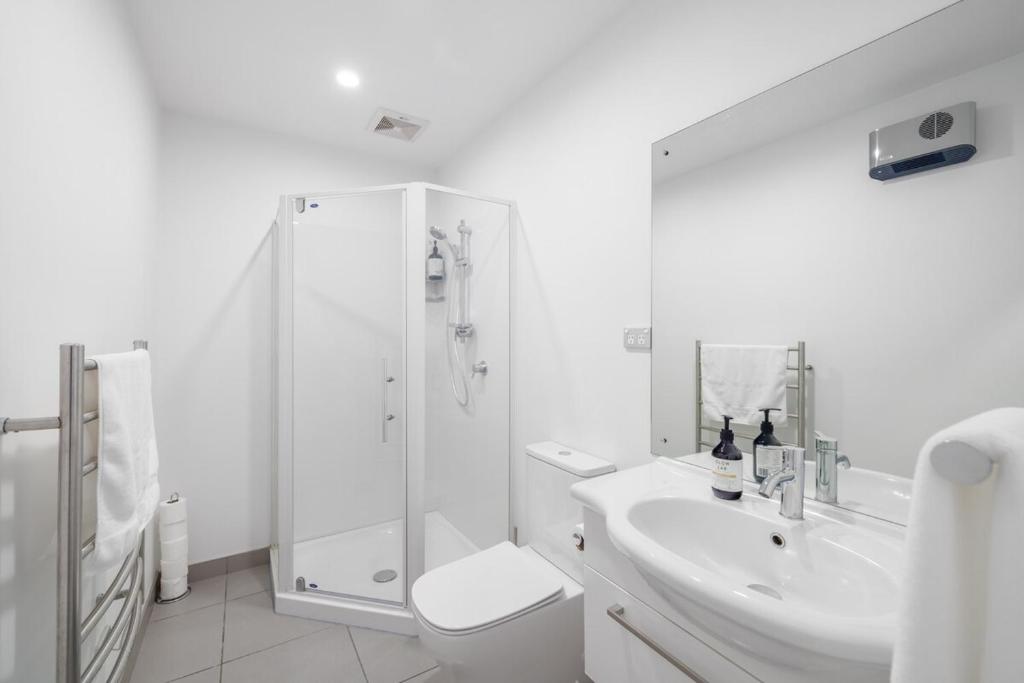 Large townhouse Double Garage plus additional parking Full kitchen and dining - Resim 3