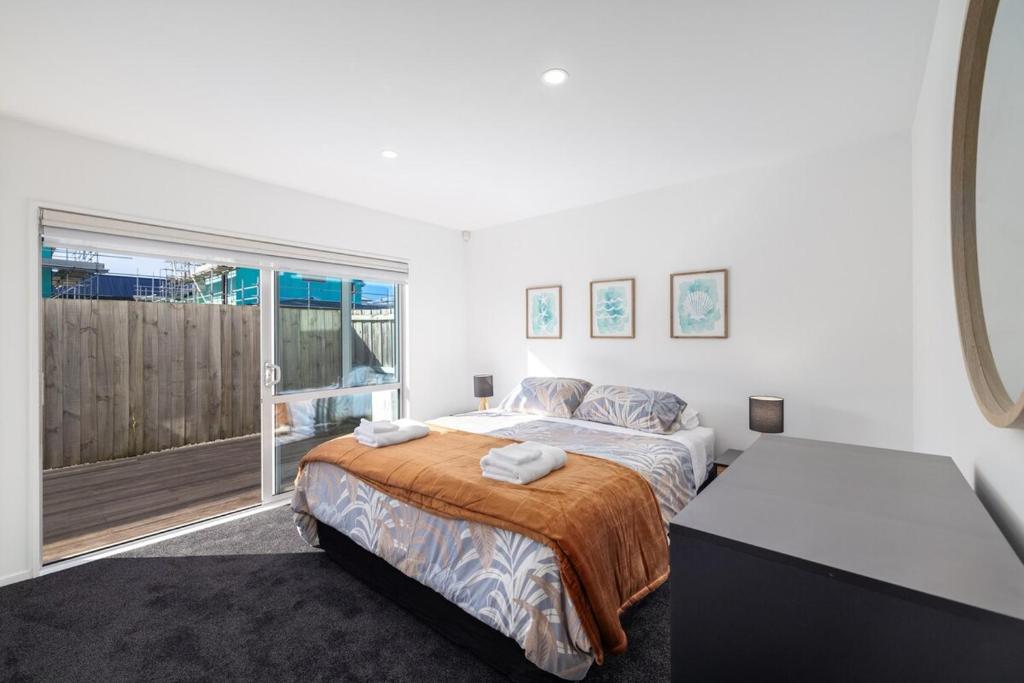 Large townhouse Double Garage plus additional parking Full kitchen and dining - Resim 2