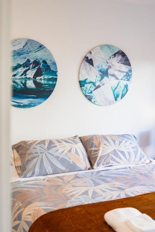 Large townhouse Double Garage plus additional parking Full kitchen and dining - Resim 19