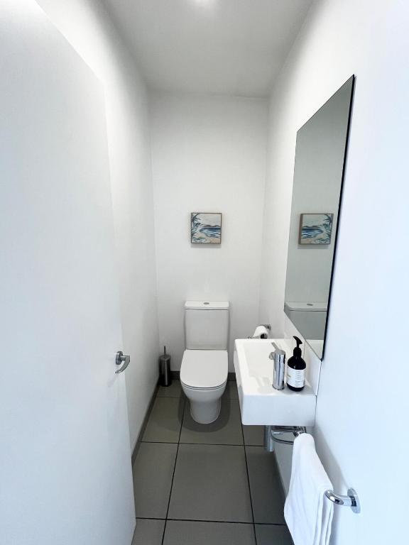 Large townhouse Double Garage plus additional parking Full kitchen and dining - Resim 21