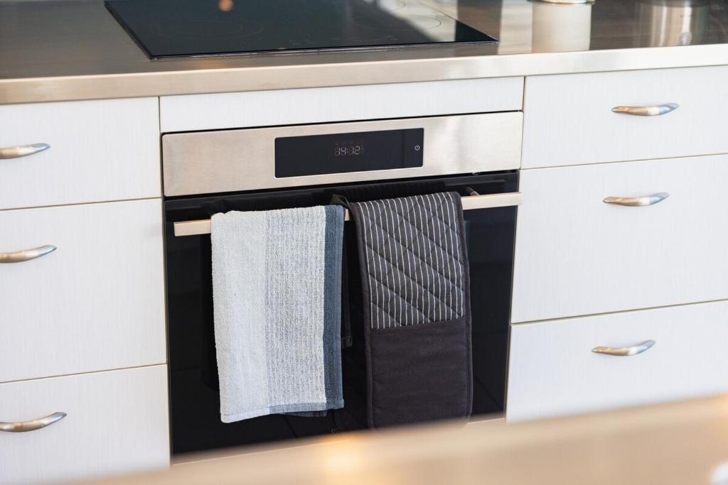 Large townhouse Double Garage plus additional parking Full kitchen and dining - Resim 22