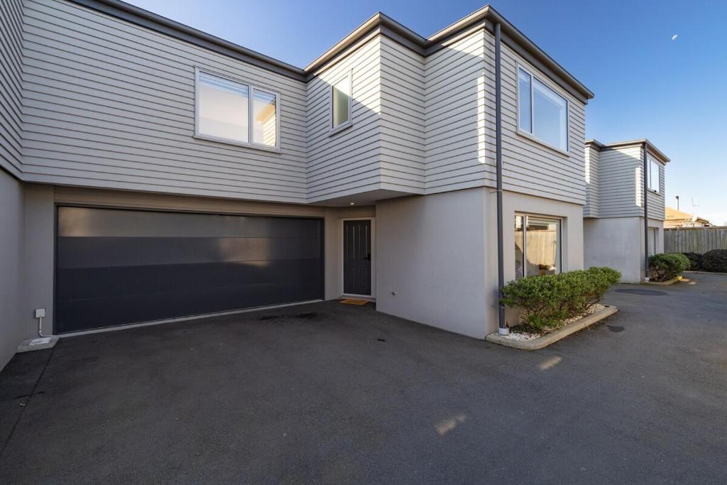 Large townhouse Double Garage plus additional parking Full kitchen and dining - Resim 23