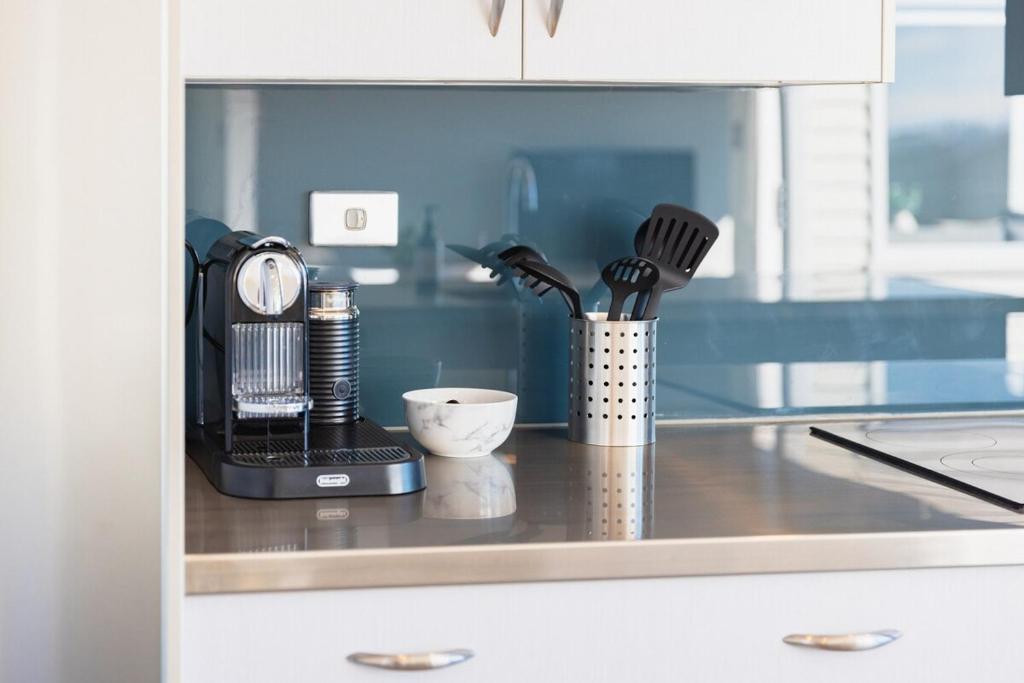 Large townhouse Double Garage plus additional parking Full kitchen and dining - Resim 24