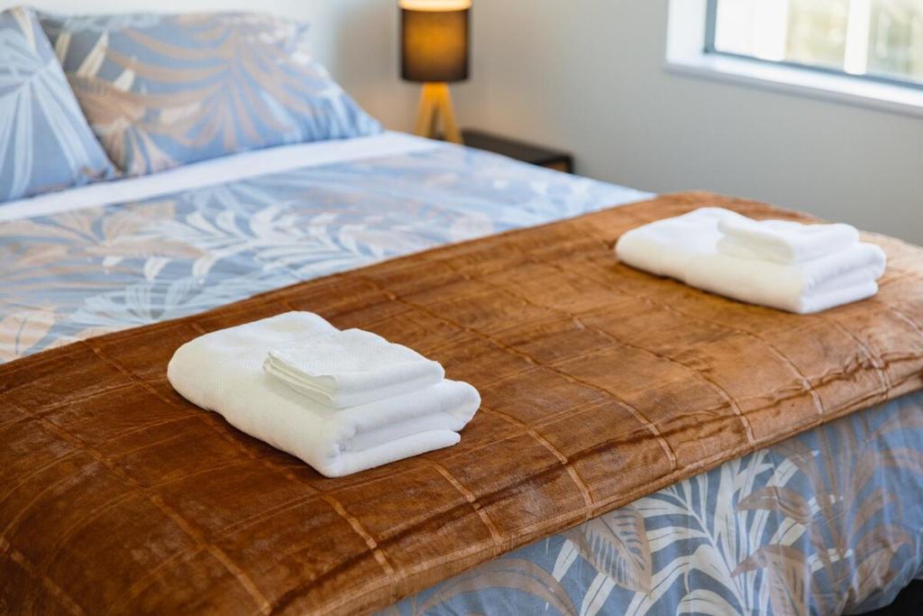 Large townhouse Double Garage plus additional parking Full kitchen and dining - Resim 25