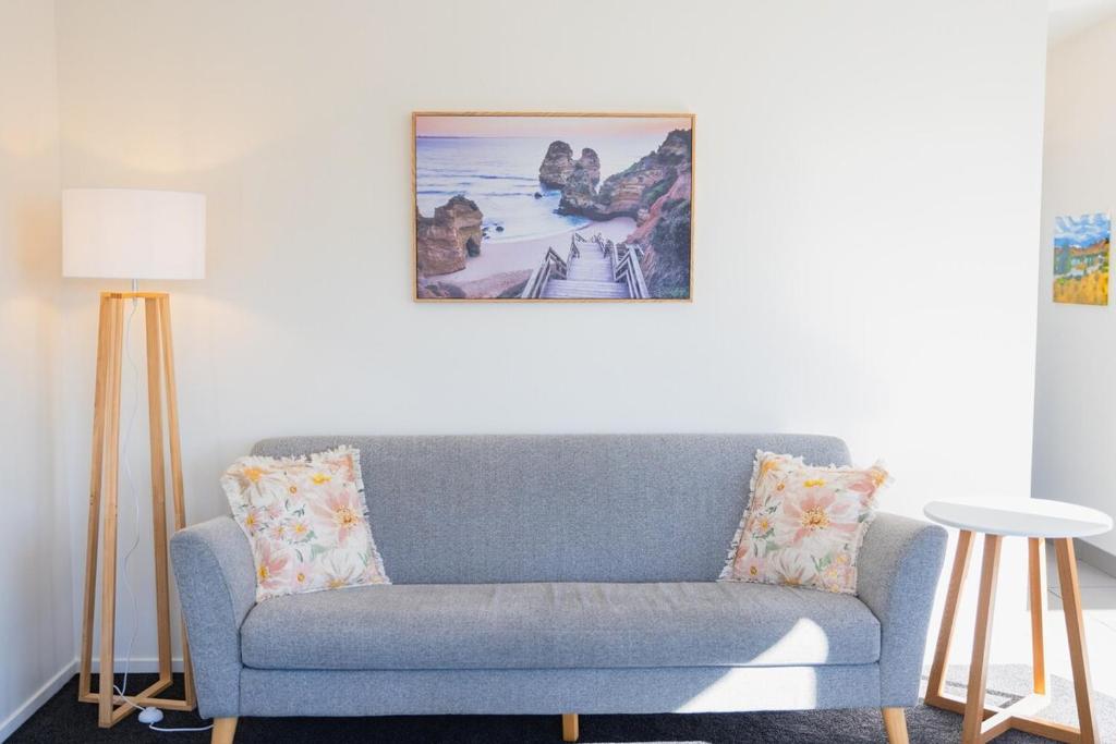 Large townhouse Double Garage plus additional parking Full kitchen and dining - Resim 27