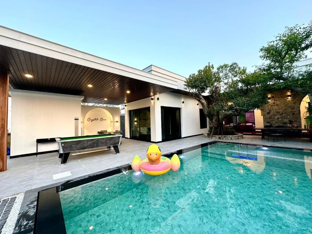 basen z gumową kaczką w wodzie w obiekcie Crystal Cove Pool Villa Pattaya w mieście Ban Huai Yai