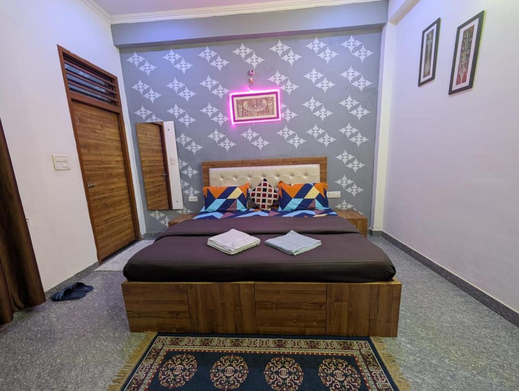 Postel nebo postele na pokoji v ubytování Taj Street Hostel