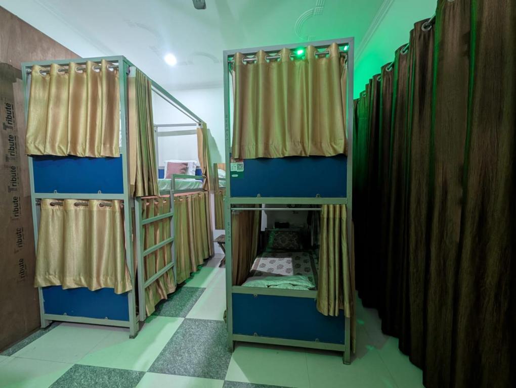 Postel nebo postele na pokoji v ubytování Taj Street Hostel