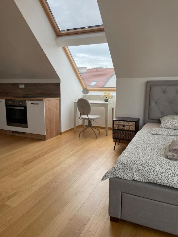 Ένα ή περισσότερα κρεβάτια σε δωμάτιο στο Modern rooftop studio - Terrace, Coffee, Wifi