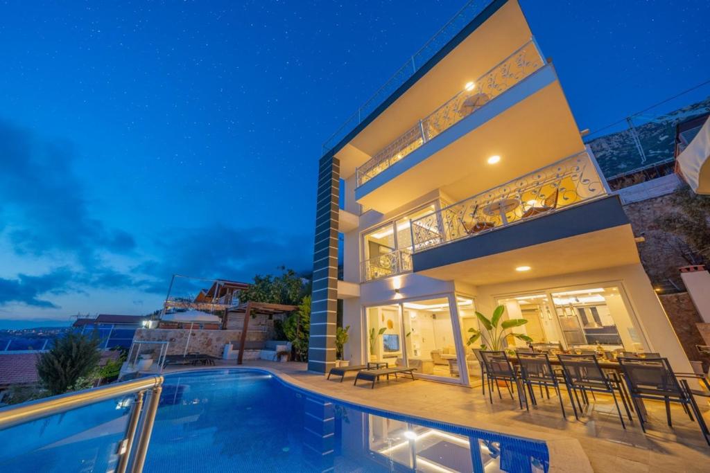 Bazén v ubytování Kalkan 5 Bedroom Villa - 1064 nebo v jeho okolí
