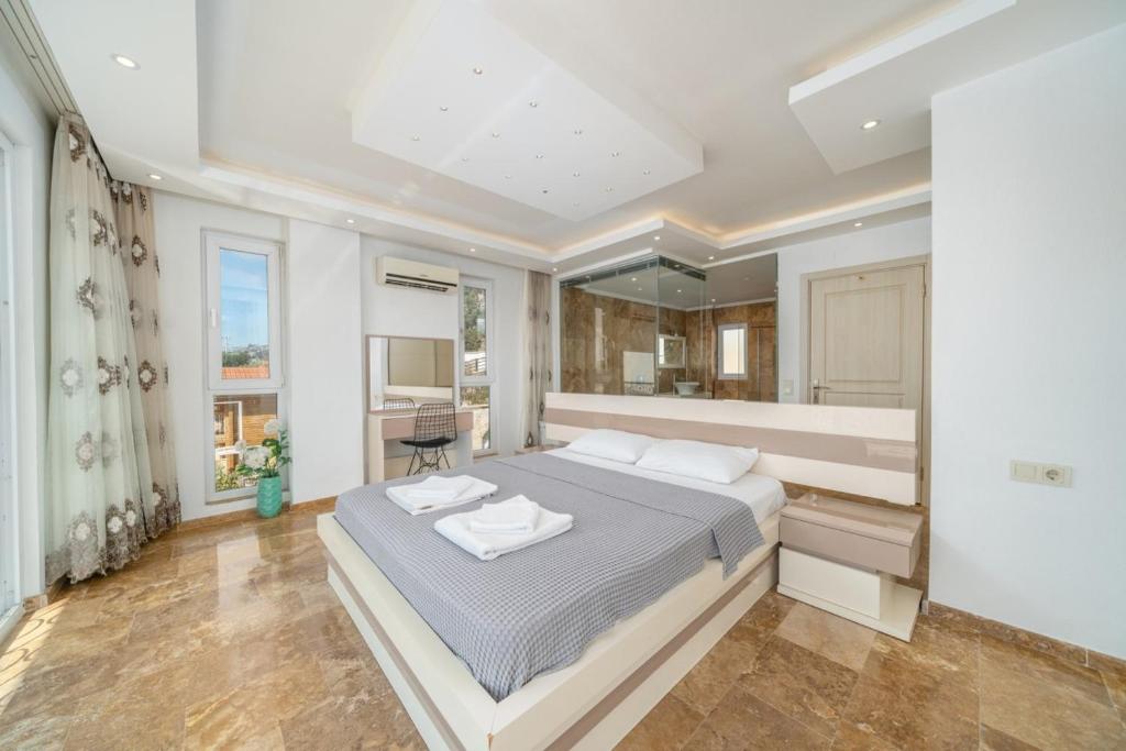 Postel nebo postele na pokoji v ubytování Kalkan 5 Bedroom Villa - 1064