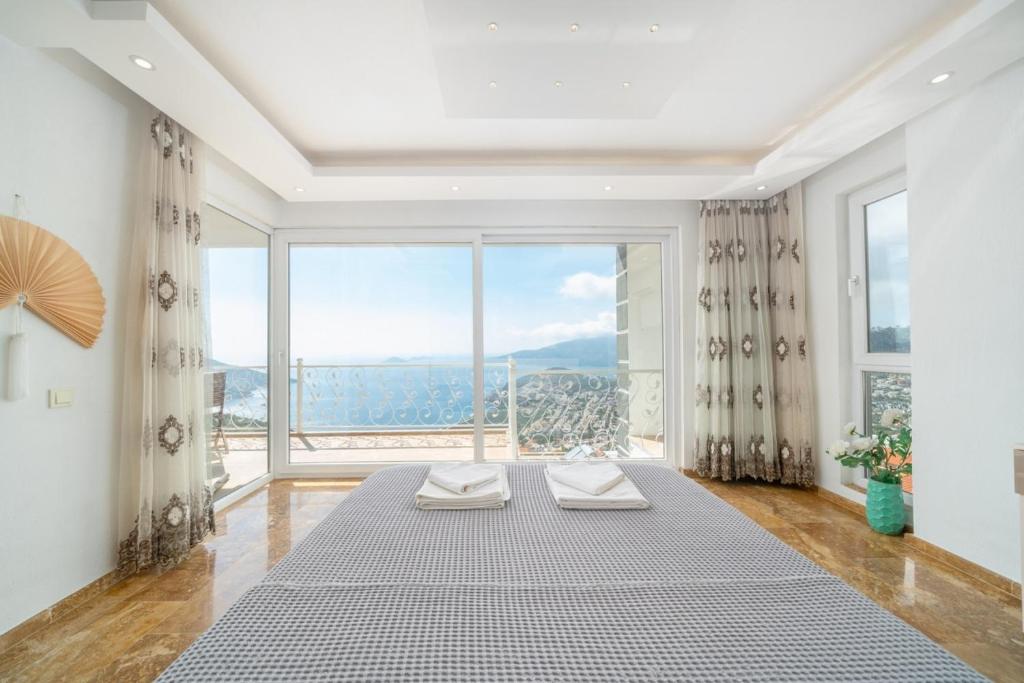 Postel nebo postele na pokoji v ubytování Kalkan 5 Bedroom Villa - 1064