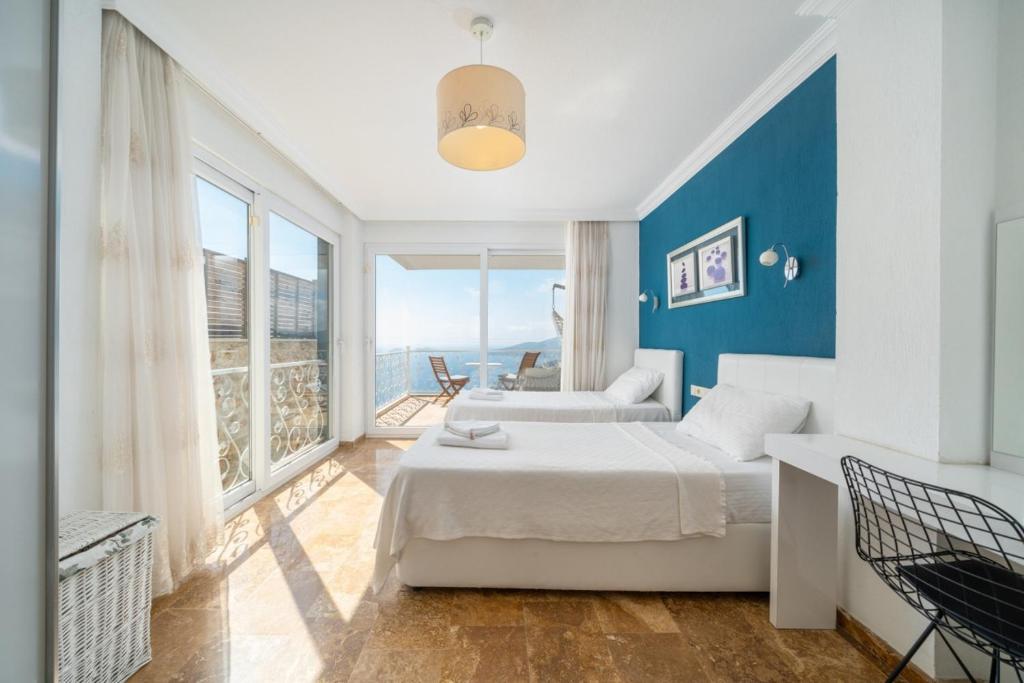 Postel nebo postele na pokoji v ubytování Kalkan 5 Bedroom Villa - 1064