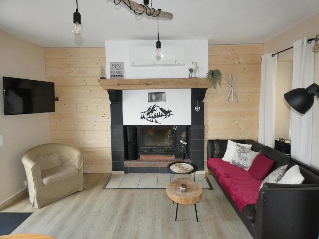 un salon avec un canapé et une cheminée dans l'établissement Le Refuge du Tilhos, à Argelès-Gazost